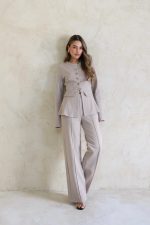 ⁦חליפה מחויטת כפתורים⁩ – תמונה ⁦2⁩