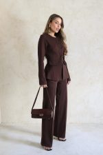 חליפה מחויטת כפתורים