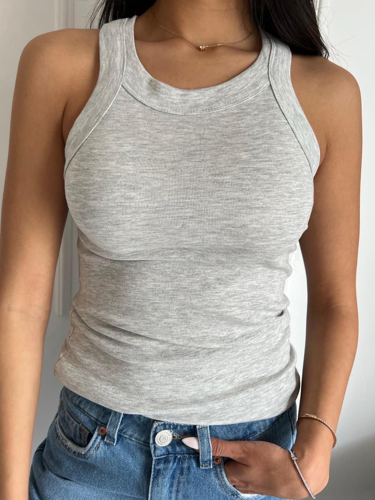 8e8b009c-1755-4939-adf3-78399268cd65 גופיה רחבה – תמונה 1