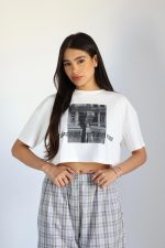 ⁦חולצת קרופ עיתון⁩ – תמונה ⁦2⁩
