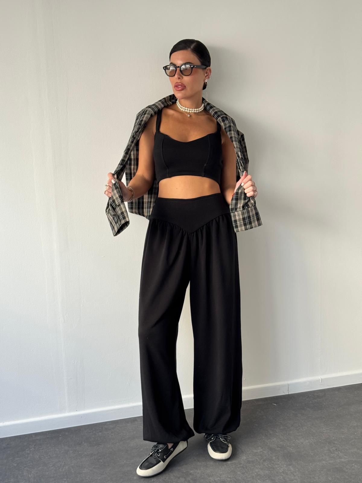 4550678e-96e2-4dee-b5cc-53b10fd86e5e חליפת טופ מכנס משולש – תמונה 1