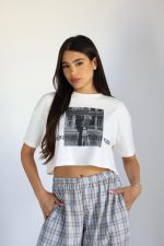 ⁦חולצת קרופ עיתון⁩ – תמונה ⁦4⁩