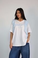 ⁦חולצת כיתוב וי שילוב פסים⁩ – תמונה ⁦4⁩