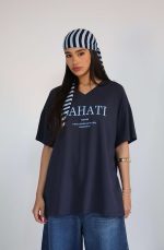 ⁦חולצת כיתוב וי שילוב פסים⁩ – תמונה ⁦8⁩