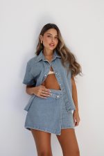 ⁦חליפת מכנס חצאית ג׳ינס⁩ – תמונה ⁦3⁩