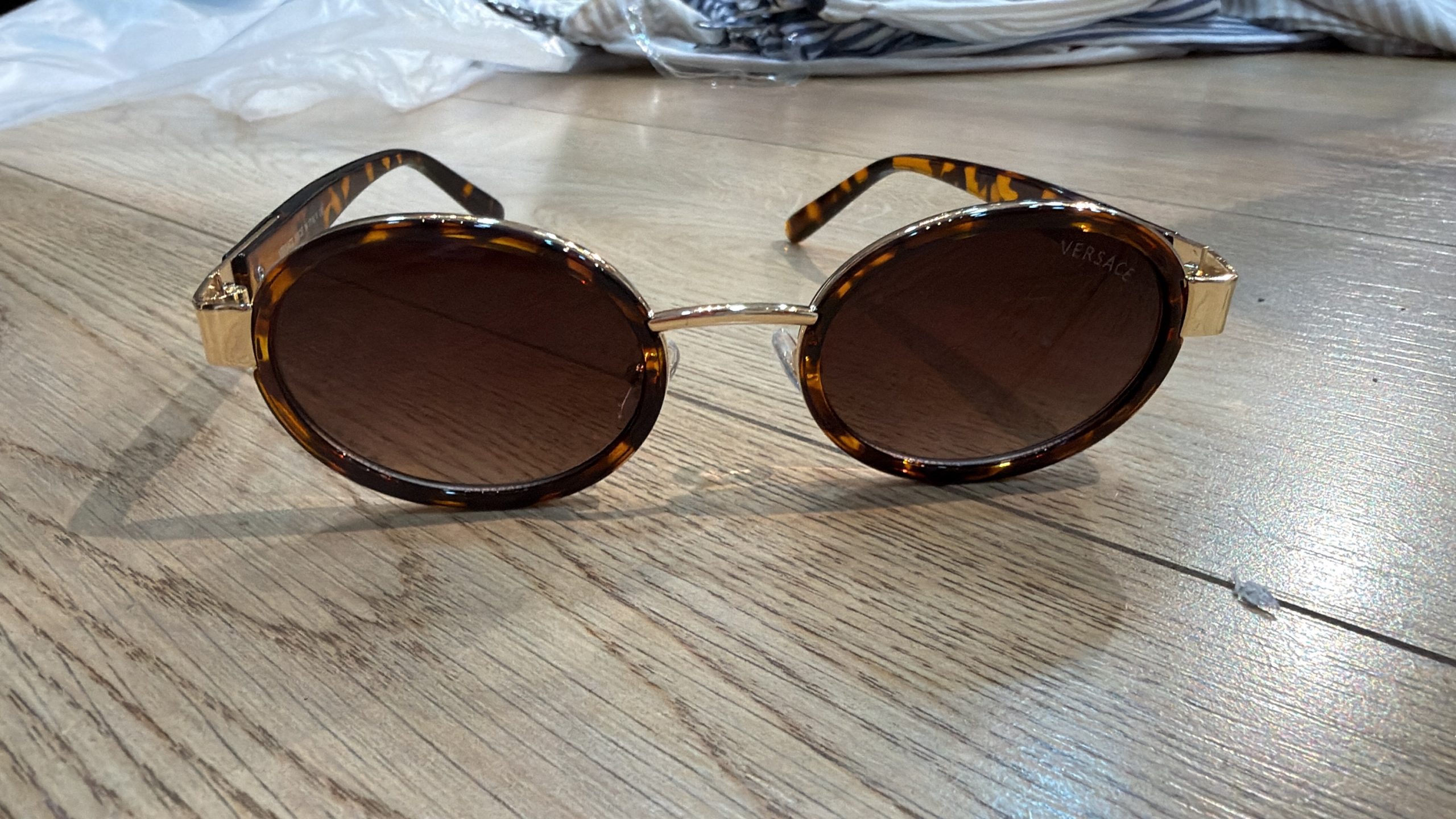 e2835684-0772-426d-837f-3ffcb8d0b7bc משקף Versace – תמונה 1